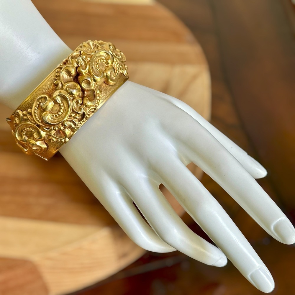 Whiting Davis Repoussé Hinged Bangle Bracelet 6.5‎ Floral Gold Art Nouveau Rare